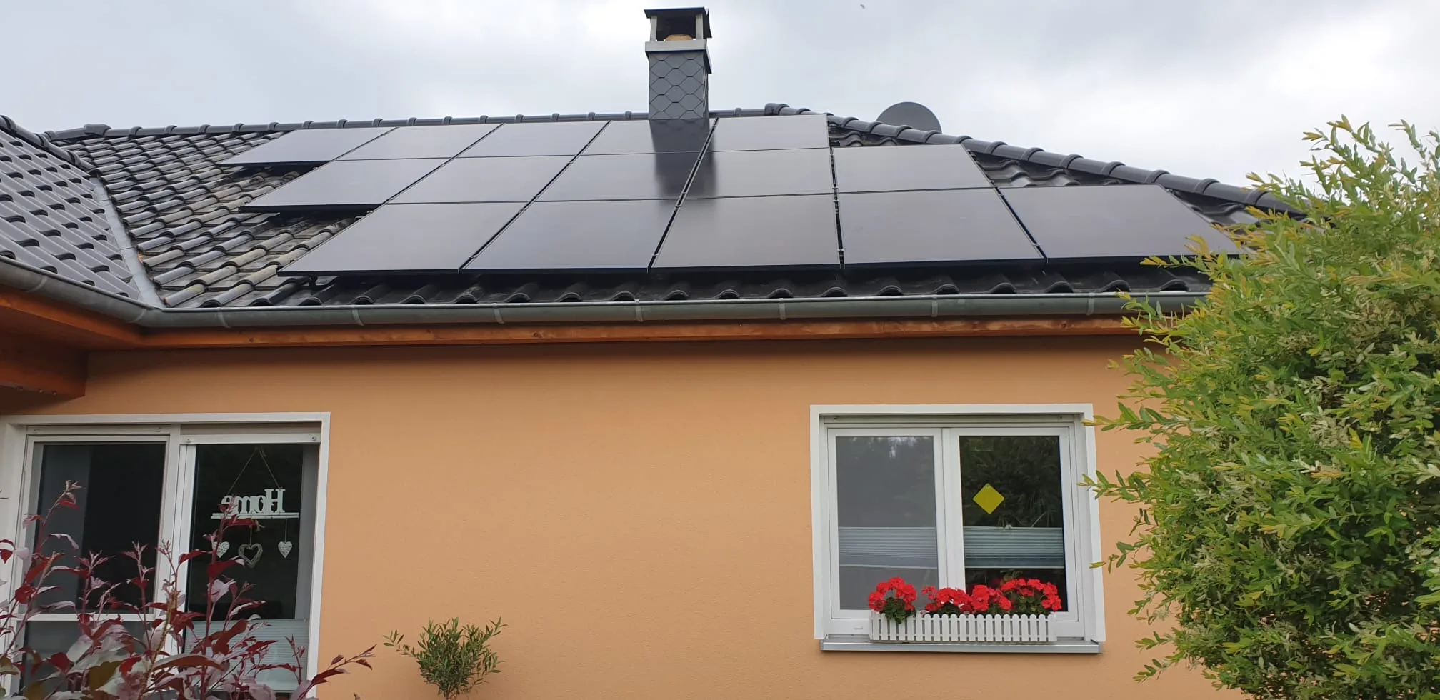 Photovoltaikanlage auf einem Wohnhausdach in Brielow