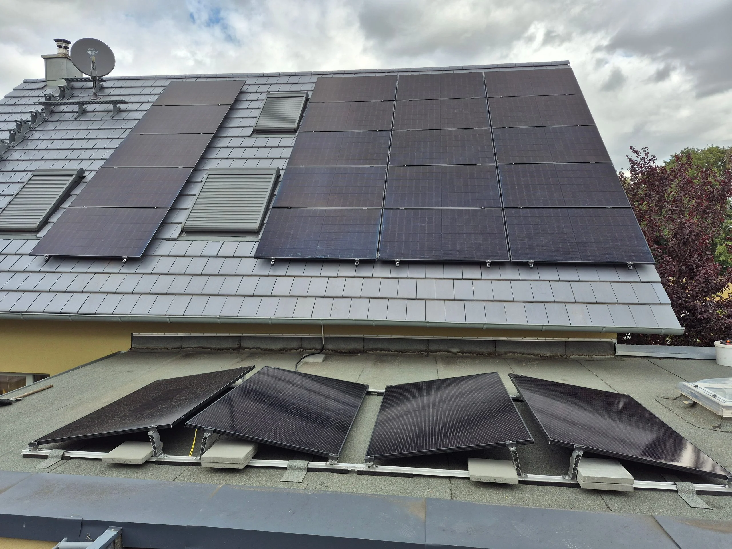 Photovoltaikanlage in Treuenbrietzen: schwarze Full-Black-Module dachparallel auf dem Ziegeldach und aufgeständert auf dem angrenzenden Flachdach