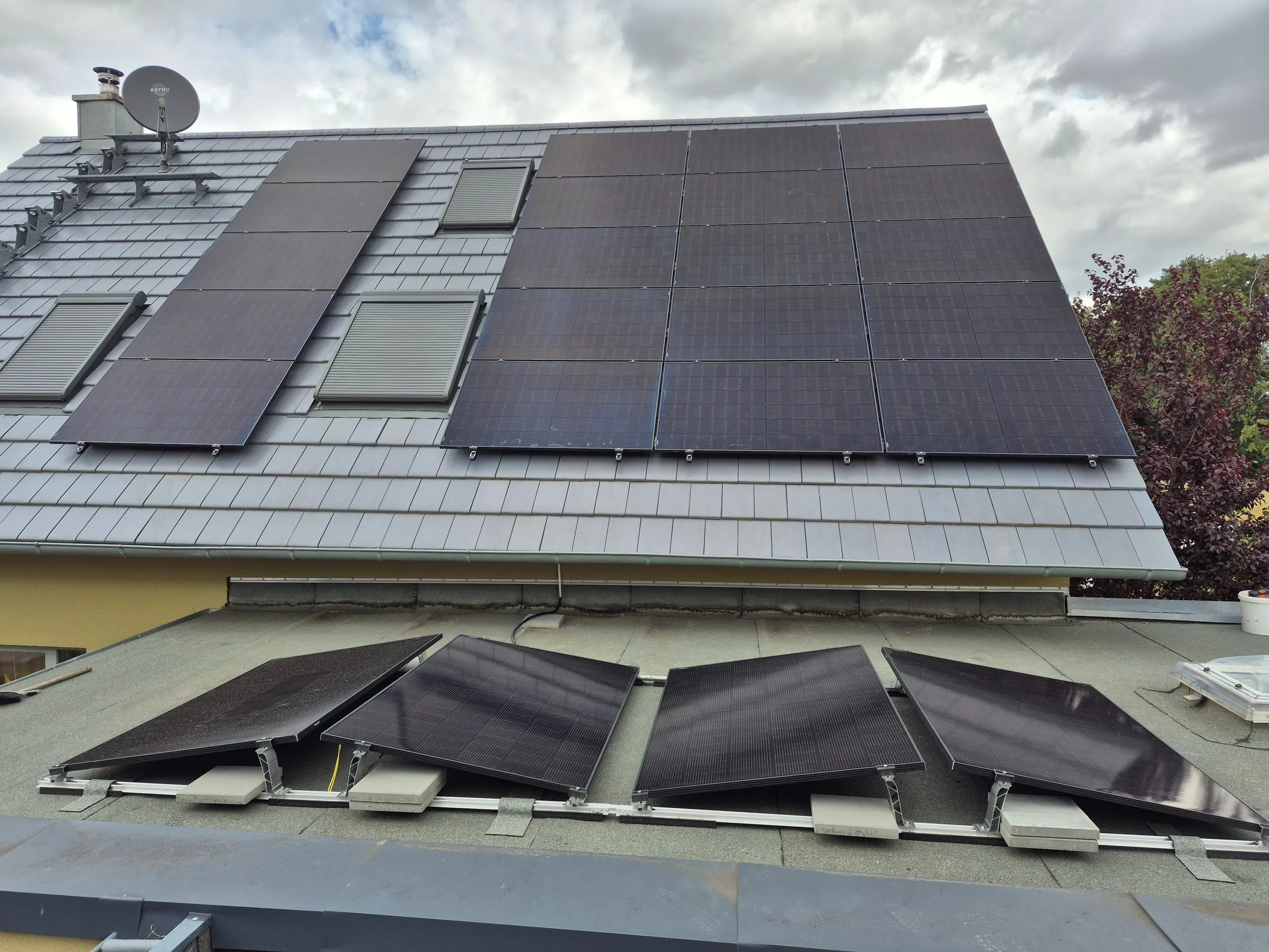 Photovoltaikanlage in Treuenbrietzen: schwarze Full-Black-Module dachparallel auf dem Ziegeldach und aufgeständert auf dem angrenzenden Flachdach