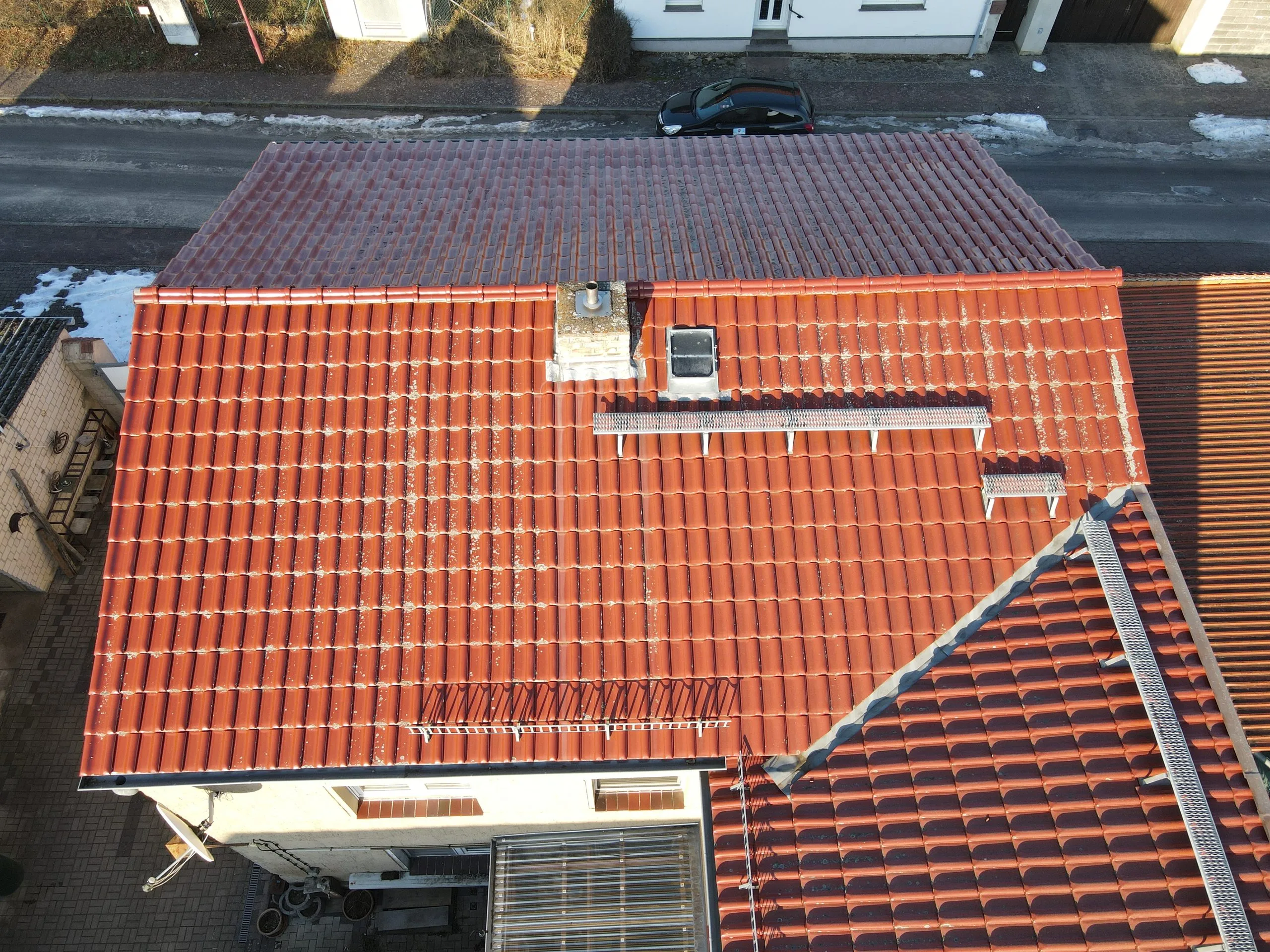 Ziegeldach vor der Installation — reine Dachfläche ohne Solarmodule, Draufsicht