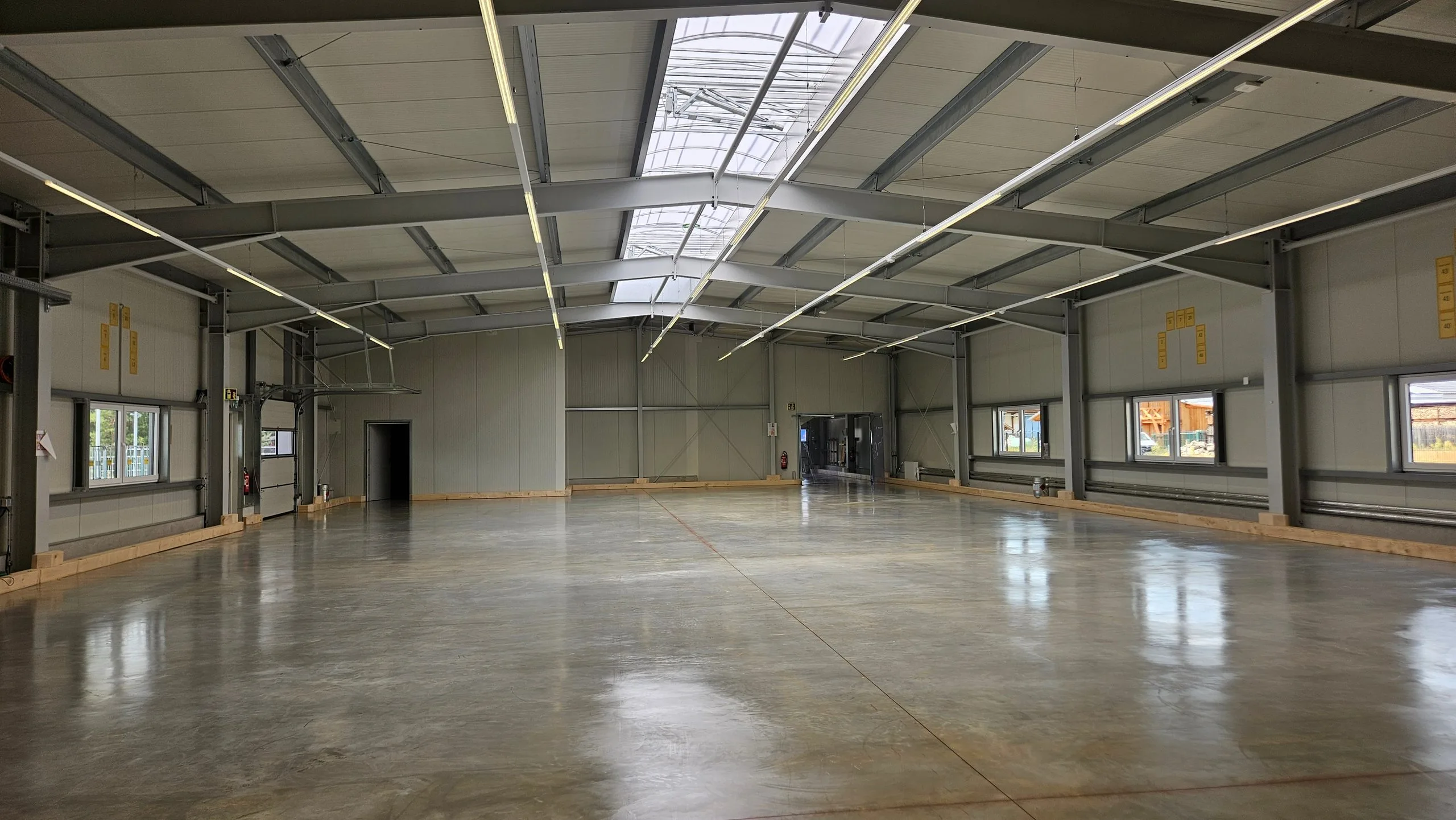 Fertige Gewerbehalle in Kloster Lehnin mit LED-Hallenbeleuchtung und Oberlicht nach Übergabe