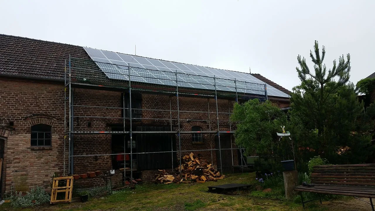 Photovoltaikanlage auf einem Gebäudedach in Klein Marzehns
