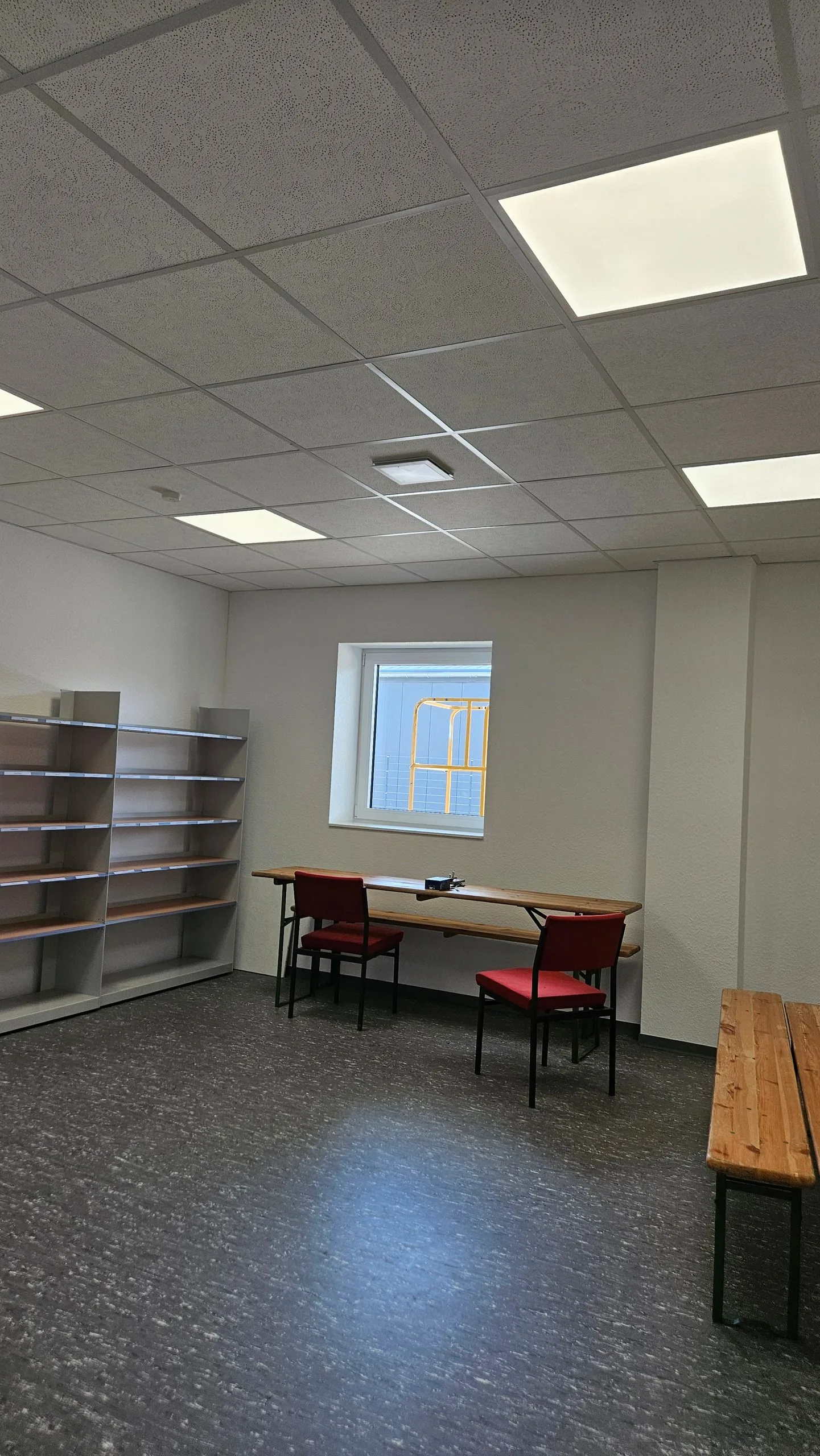 Nebenraum mit abgehängter Akustikdecke und flächigen LED-Panels