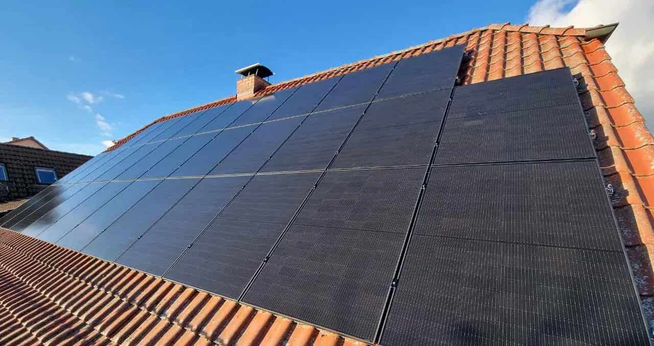 Photovoltaikanlage auf einem Dach in ruhigem Tageslicht