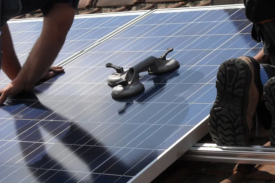 Photovoltaik-Modulmontage auf einem Wohnhaus