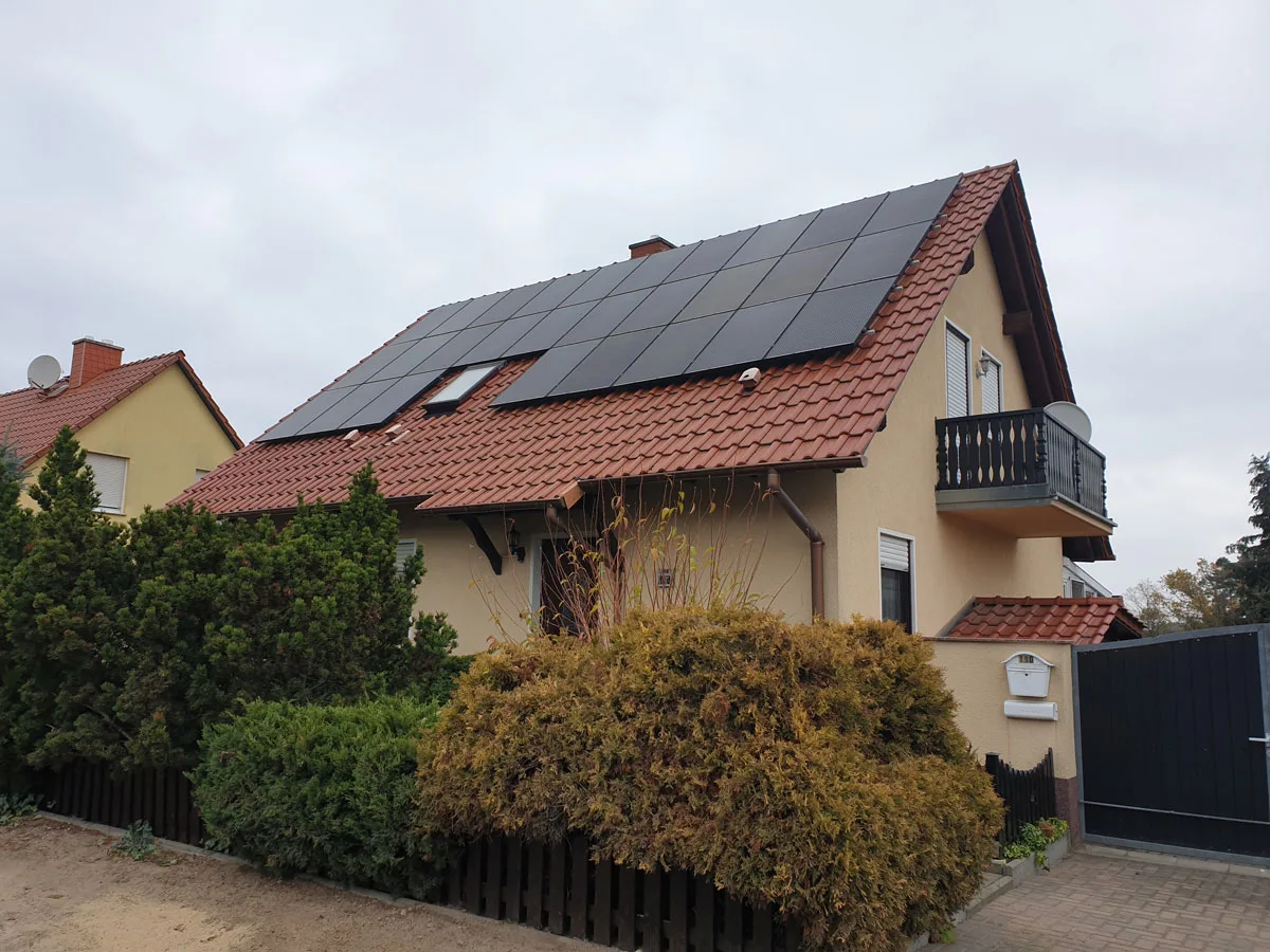Photovoltaikanlage auf einem Wohnhausdach in Ragösen