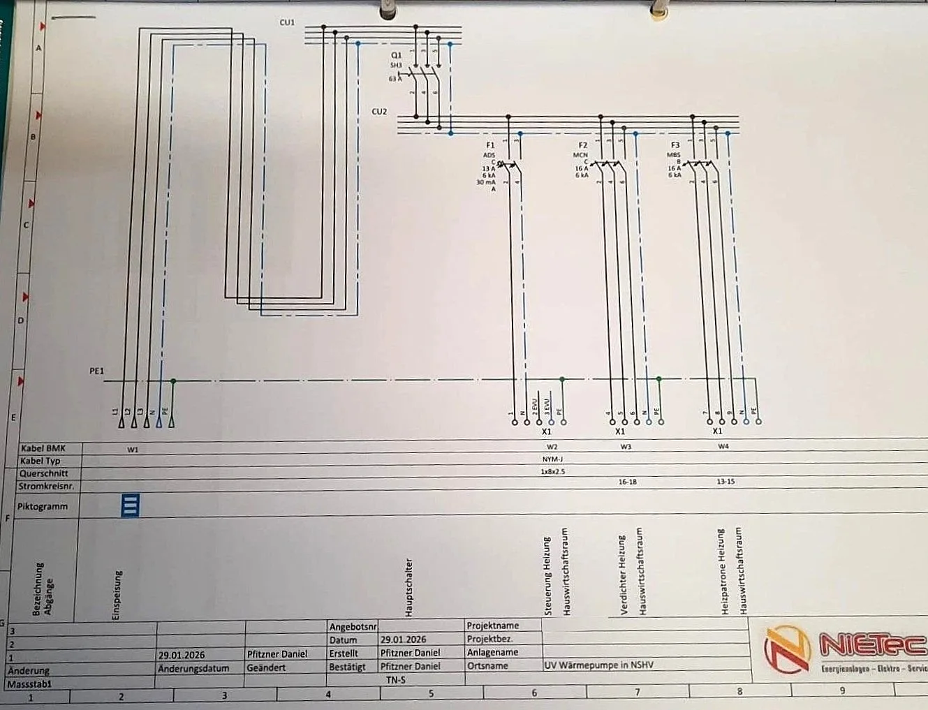 Elektrotechnischer Stromlaufplan der Unterverteilung Wärmepumpe: Einspeisung mit SLS und Hauptschalter, drei abgehende Stromkreise F1 bis F3 mit Absicherung und Beschriftung Steuerung, Verdichter und Heizpatrone