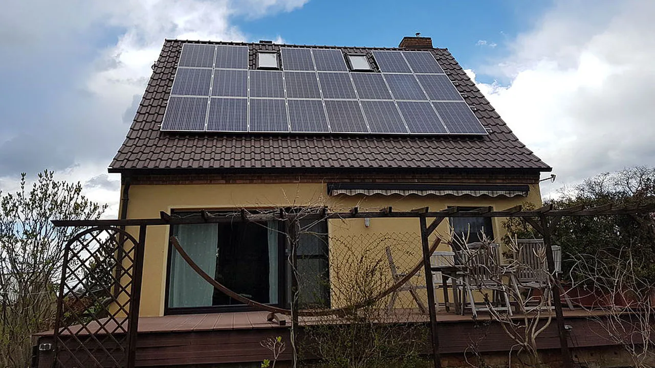 Photovoltaikanlage auf einem Wohnhausdach in Wollin